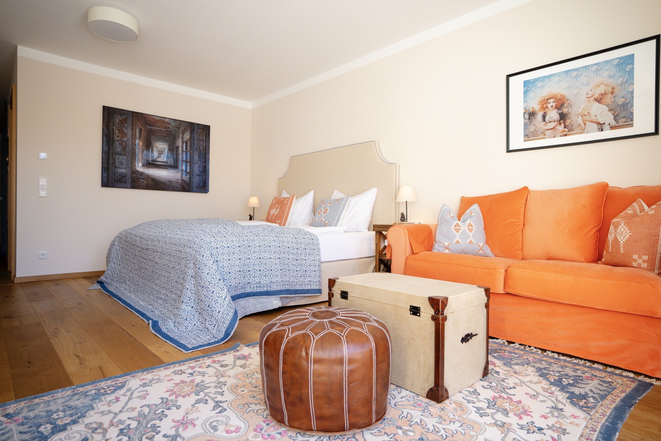 Clary Chalets Schlafzimmer orange couch 2025