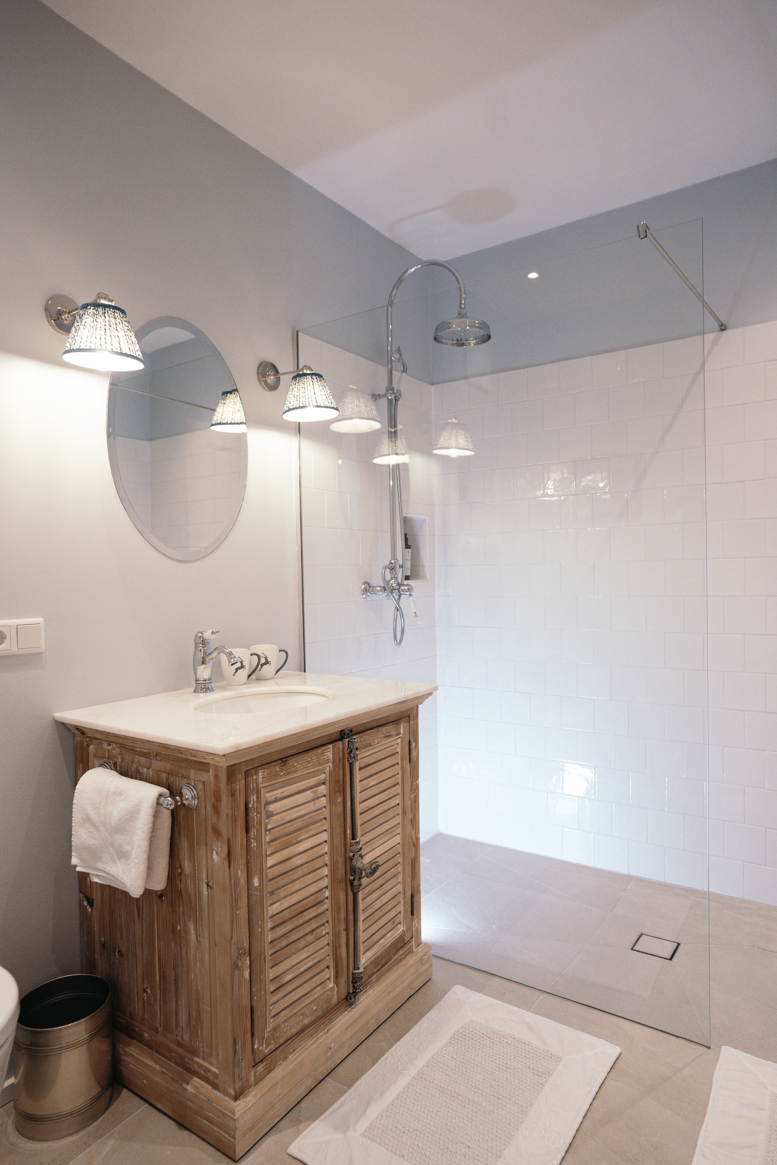 Clary-Chalets-Schlafzimmer-orange-couch-Badezijmmer-2025