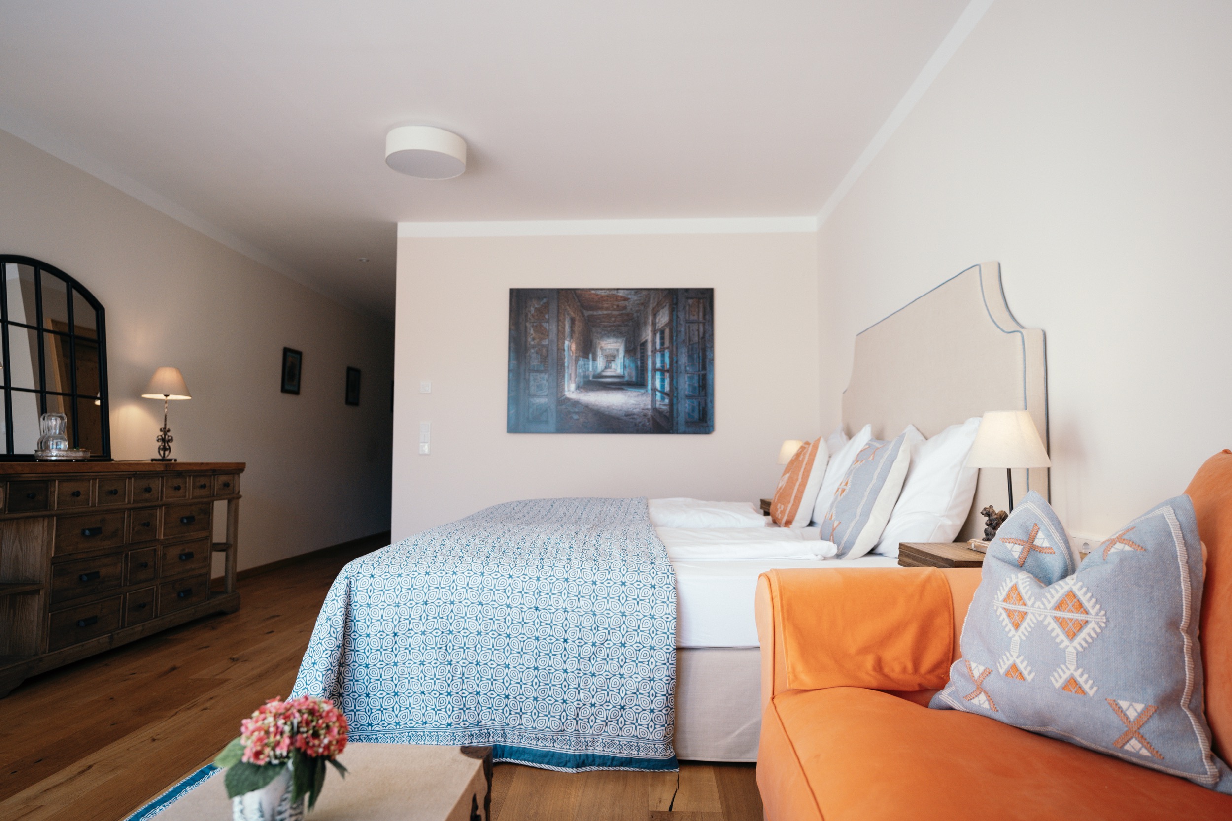 Clary Chalets Schlafzimmer orange couch seitlich 2025