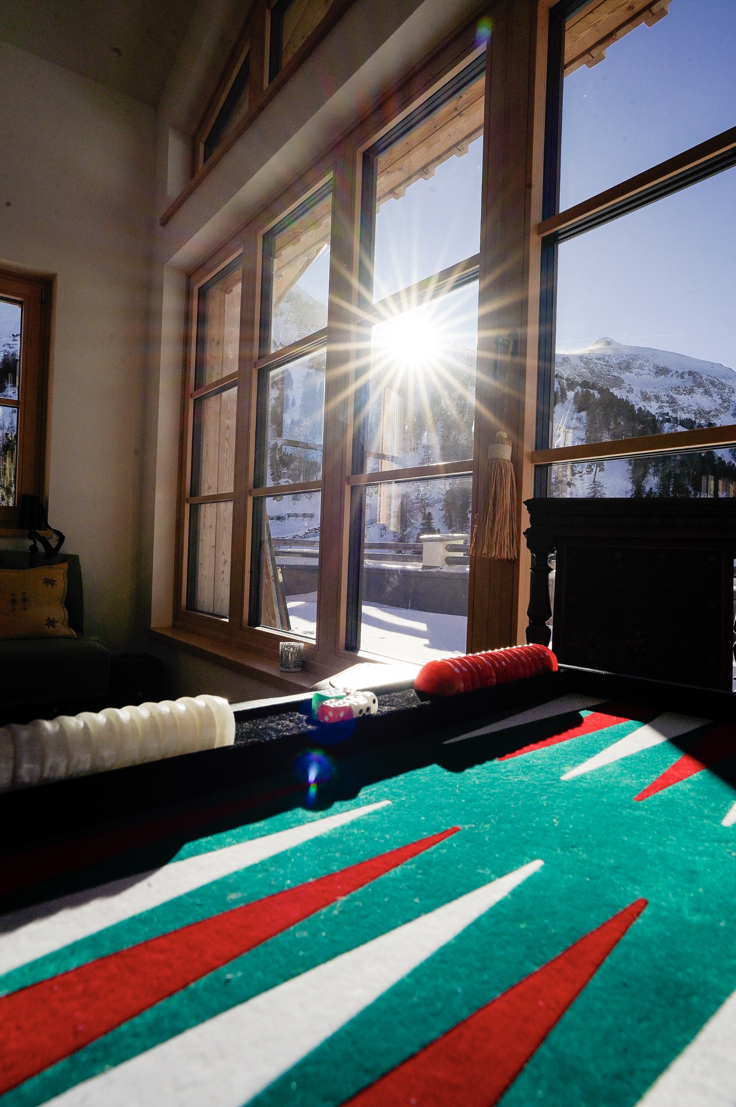 Clary-Chalets-wohnhzimmer-backgammon-2025