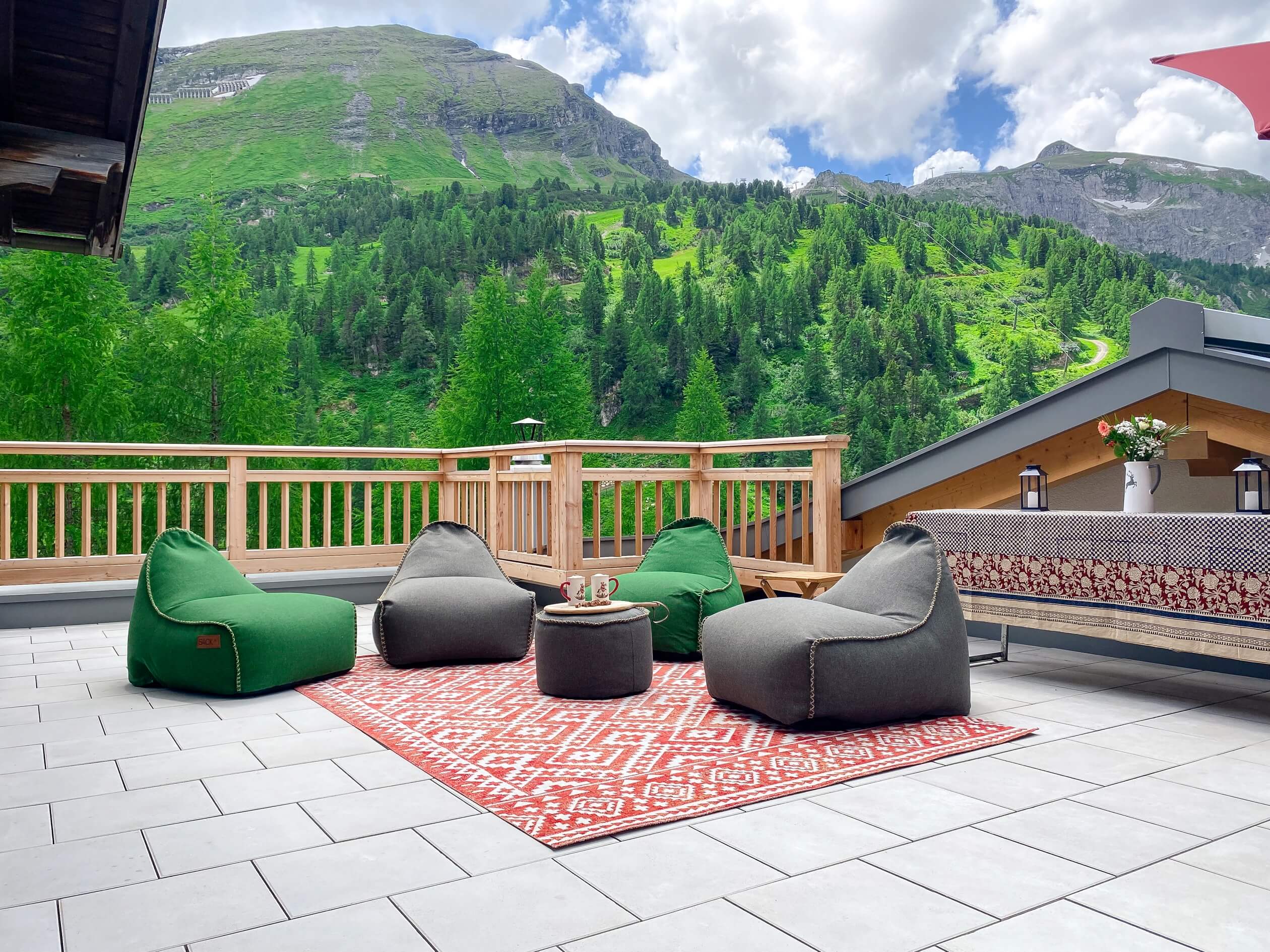 dachterasse mit blick auf berg obertauern sonnig