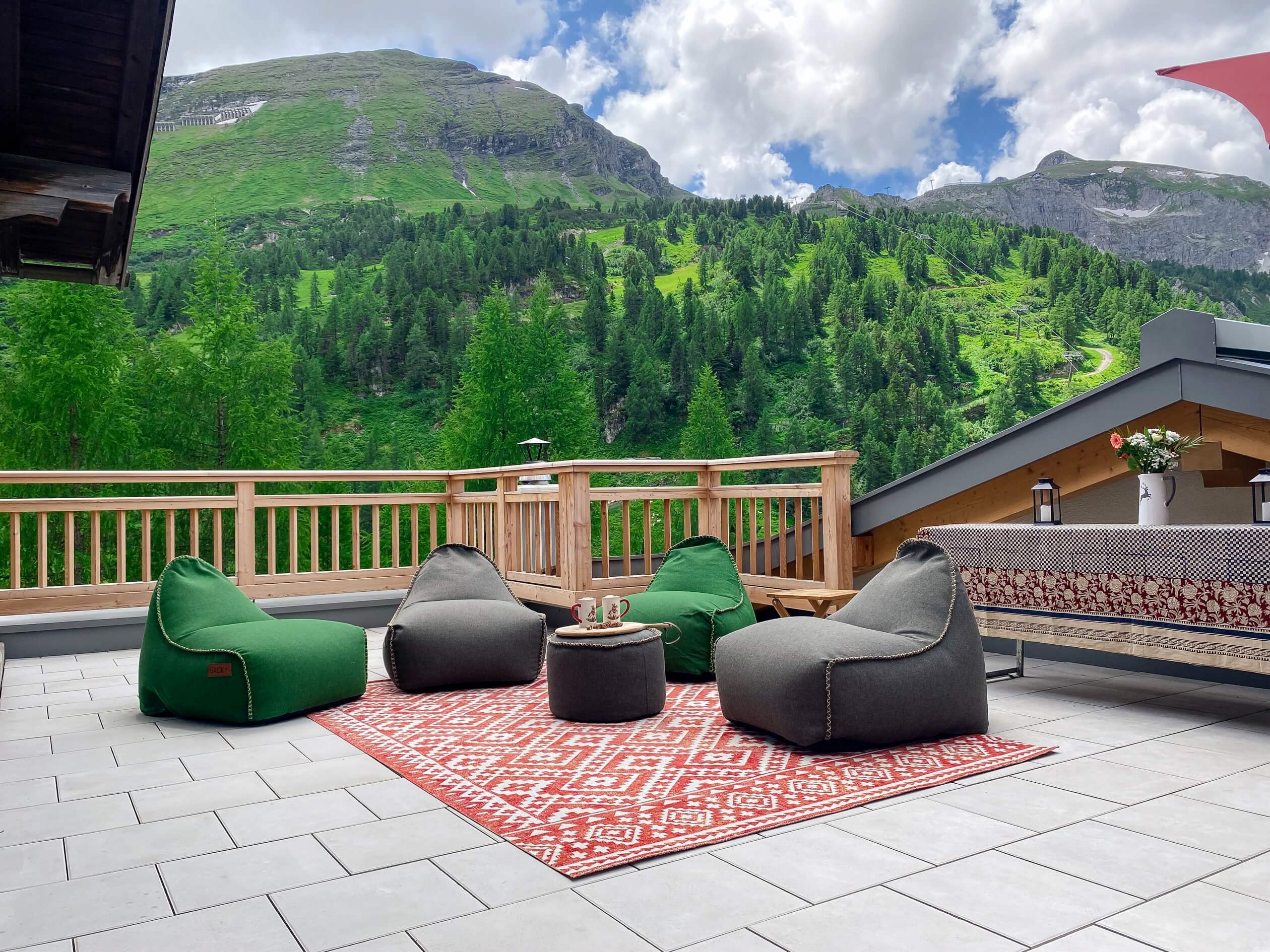 dachterasse mit blick auf berg obertauern